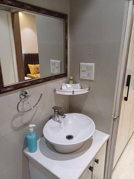 The Dream House Dlf Moti Nagar Apartment *